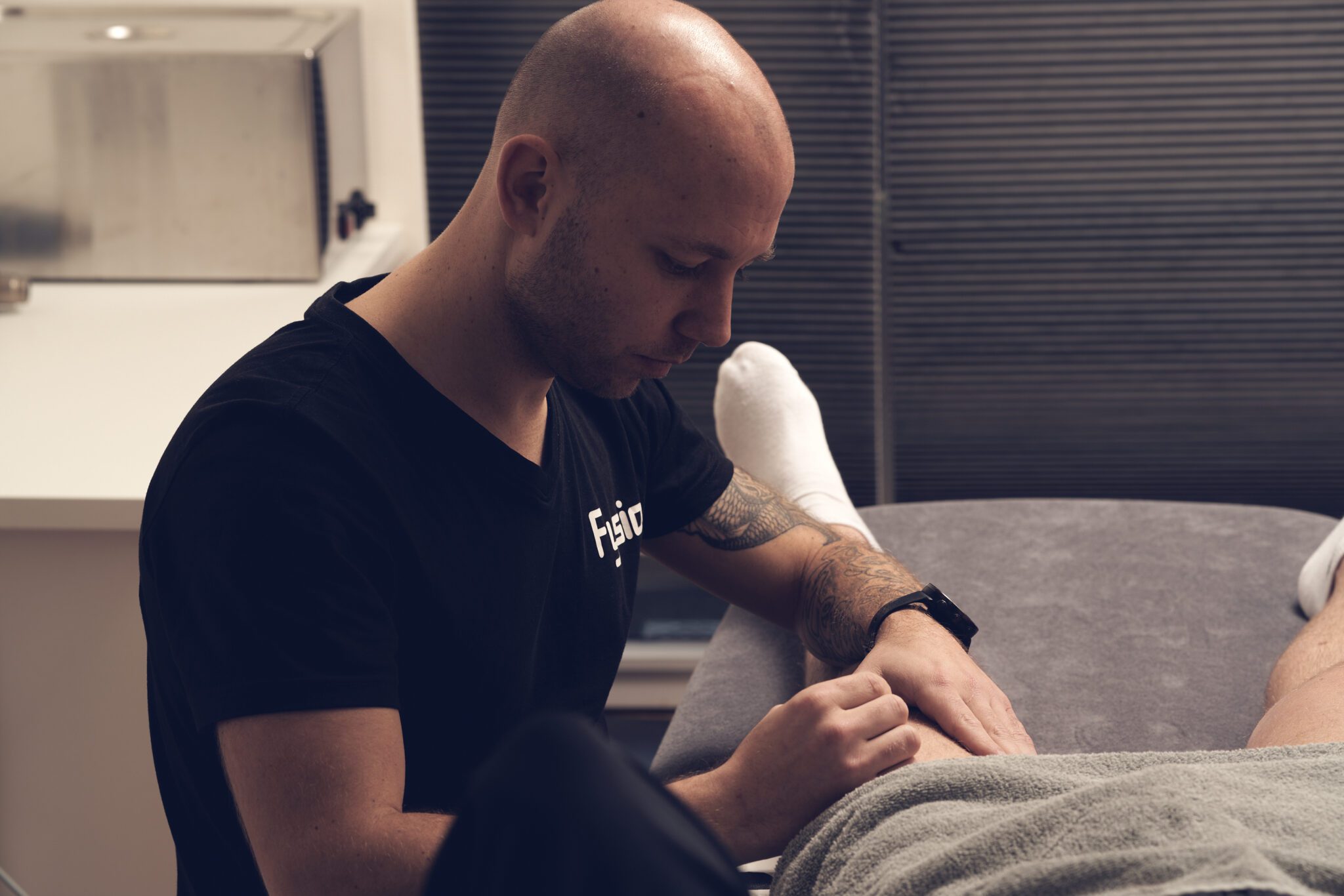 Paul de Bakker behandelt een patiënt met Dry Needling